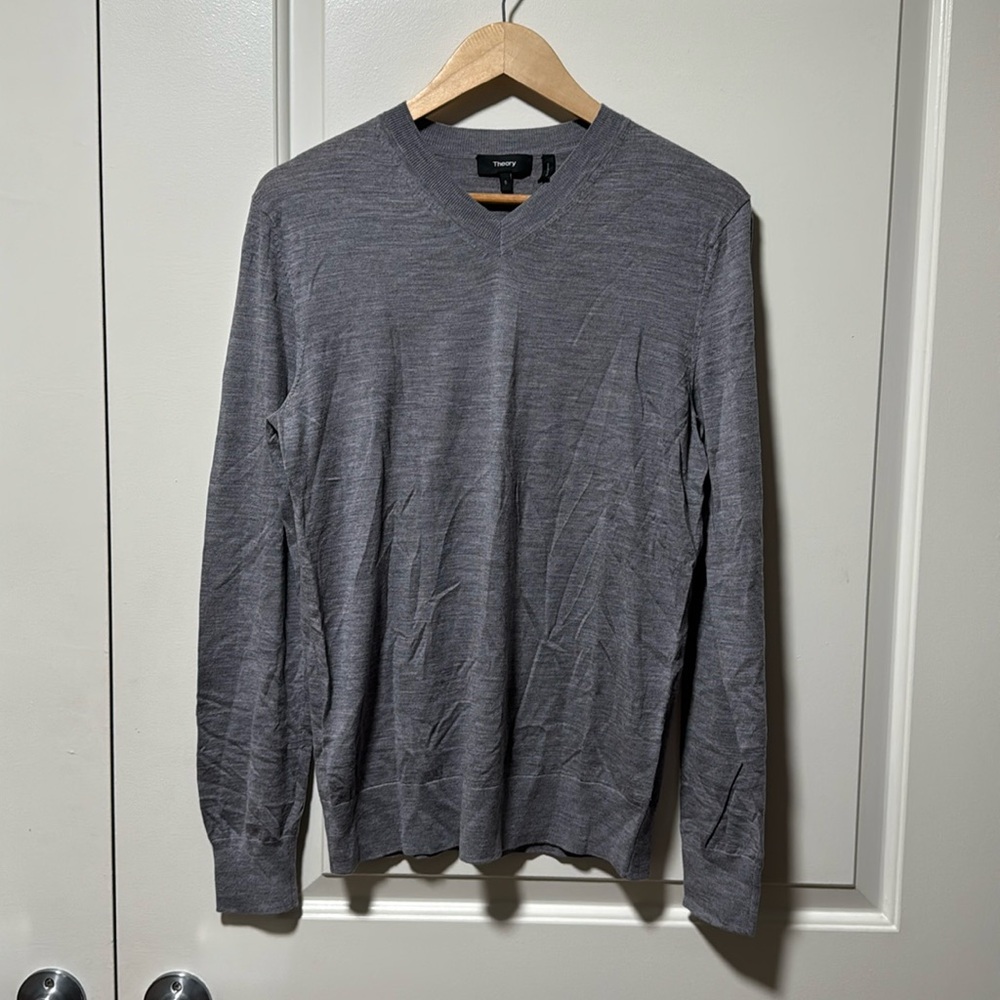 Theory gray wool v neck sweater size small